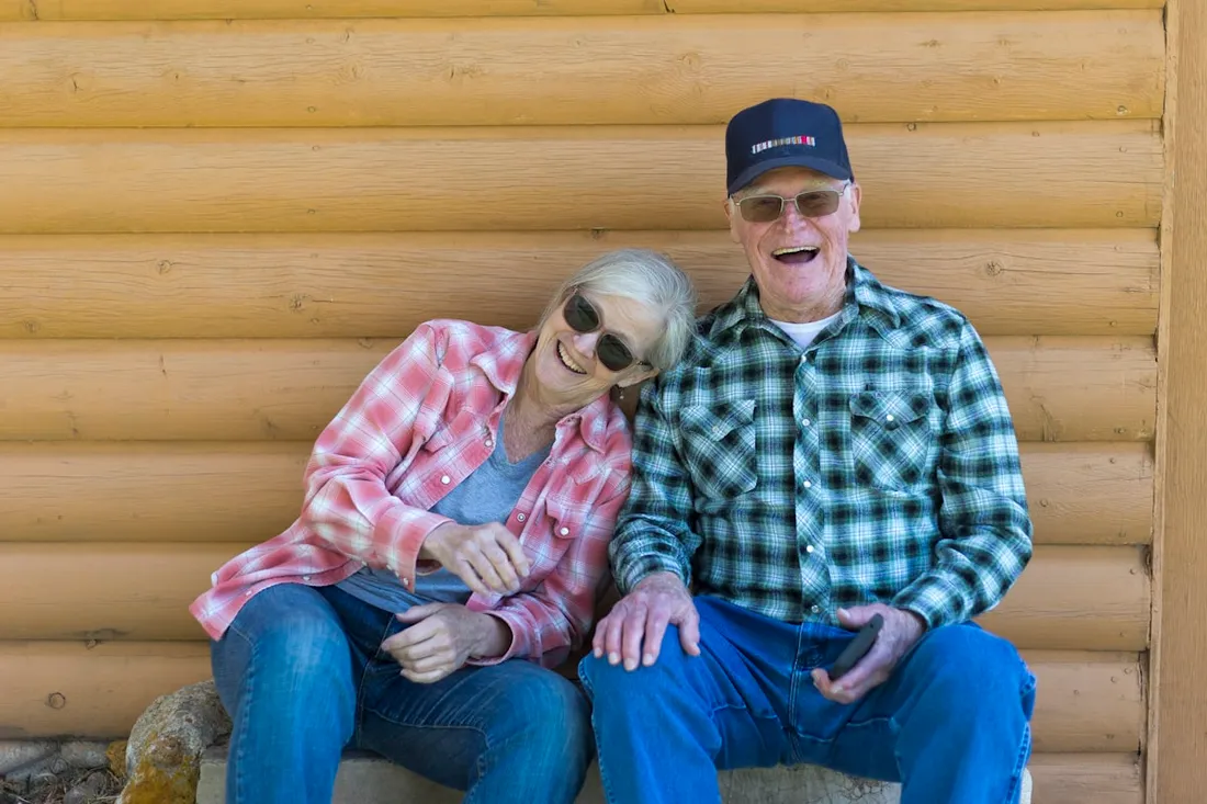 Imagem ilustrativa: casal de aposentados sorrindo sentados juntos